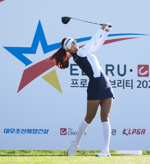 2021년 한국여자프로골프(KLPGA) 투어 엘크루·TV조선 프로 셀러브리티 대회에 출전한 유현주 프로가 1라운드에서 경기하는 모습이다. 사진제공=KLPGA