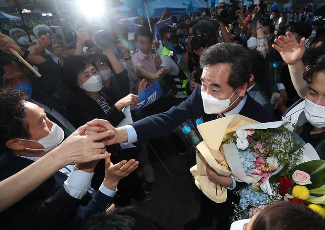 더불어민주당 대선주자인 이낙연 후보가 25일 오후 광주·전남 지역 순회경선이 열린 광주 김대중컨벤션센터 행사장을 나서며 지지자들에게 인사하고 있다. 광주/강창광 선임기자 chang@hani.co.kr