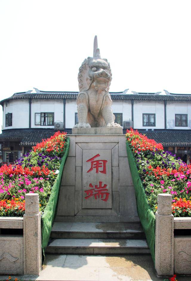 6대 강남 수향의 하나인 쑤저우시 루즈 입구의 녹단 조각상. ⓒ최종명
