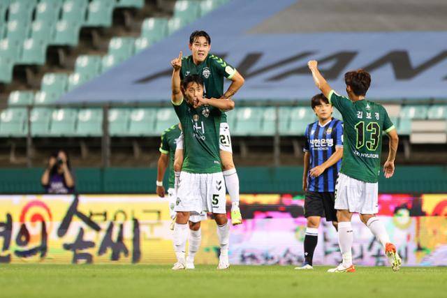 전북 현대 백승호(가운데)가 25일 전주월드컵경기장에서 열린 하나원큐 K리그1 2021 인천 유나이티드와의 홈 경기에서 선제골을 터뜨린 뒤 동료들과 기뻐하고 있다. 프로축구연맹 제공