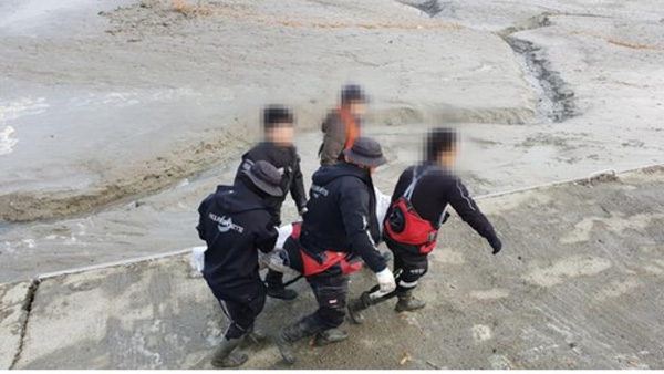 [사진 제공: 연합뉴스] 태안해양경찰서 제공, 해루질 사고자 이송하는 태안해경