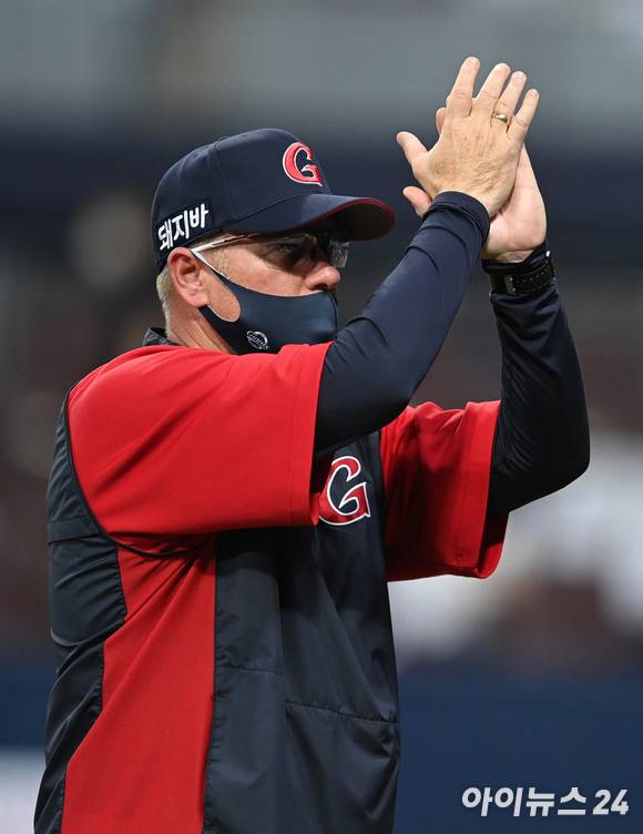 롯데 자이언츠는 25일 열린 키움 히어로즈와 원정 경기에서 장단 18안타를 친 타선을 앞세워 12-6으로 이겼다. 래리 서튼 롯데 감독은 선발등판한 이인복이 6이닝을 소화한 점이 승리 발판이 됐다고 언급했다. [사진=김성진 기자]