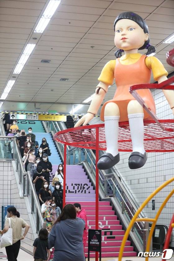 '오징어게임' 팝업존이 마련된 이태원역. 뉴스1