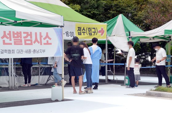 25일 오후 대전 서구의 한 코로나19 선별검사소를 찾은 시민들이 검사받기위해 차례를 기다리고 있다. 프리랜서 김성태