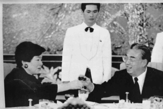 도이 전 총재는 외교의 외연도 확장했습니다. 1990년 평양을 방문해 김일성 주석과 오찬 중인 사진입니다. [중앙포토]
