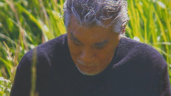 노래 ‘엄니’ 앨범 사진 속 나훈아