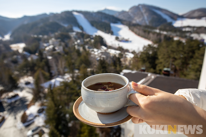 ㈜HJ매그놀리아용평호텔앤리조트가 선보인 힐링하러왔나밤패키지 한방차.