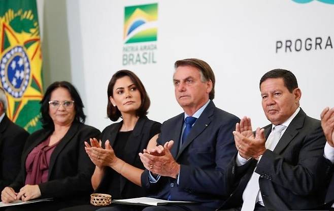자이르 보우소나루 대통령(왼쪽에서 세 번째)이 언론 인터뷰를 통해 부인 미셸리 보우소나루(왼쪽에서 두 번째)가 유엔 총회 기간에 미국에서 코로나19 백신을 맞았다고 밝혀 논란이 되고 있다. / 사진 = 브라질 대통령실 제공