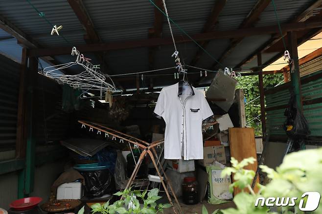 지난달 30일 대구 서구 비산동의 한 주택에서 할머니의 잔소리가 심하다는 이유로 10대 고등학생 형제가 70대 친할머니를 흉기로 찔러 숨지게 하는 사건이 발생했다. 이날 오후 사건이 발생한 주택 옥상에 등교를 위해 깨끗하게 빨아둔 흰 교복이 빨랫줄에 걸려 있다. /뉴스1