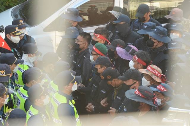 민주노총 화물연대 노조원들이 24일 오전 충북 청주시 흥덕구 송정동 SPC삼립 공장 앞에서 물류배송 차량의 진입을 막아서며 경찰과 대치하고 있다./사진=뉴시스