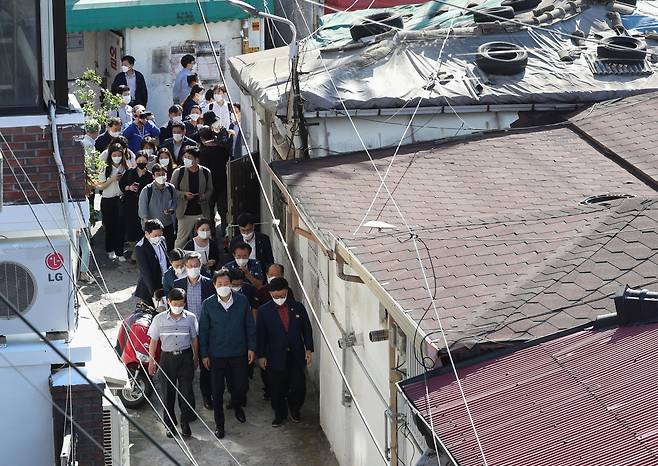 오세훈 서울시장이 지난 14일 서울 관악구 신림1구역 신속통합기획 현장을 둘러보고 있다. [연합]