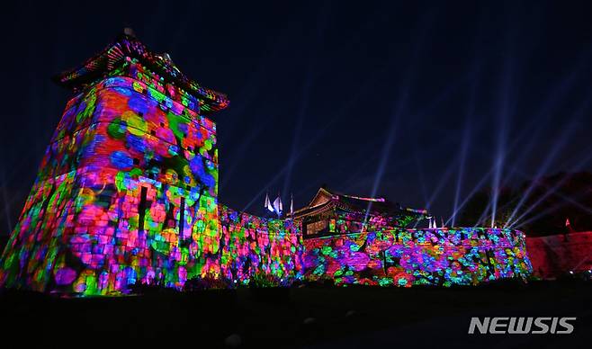 [수원=뉴시스] 김종택기자 = 23일 오후 경기도 수원시 유네스코 세계문화유산 수원화성 화서문에서 열린 2021 수원화성 미디어아트쇼 리허설에서 '미디어파사드&라이트쇼'가 펼쳐지고 있다.  2021.09.23. jtk@newsis.com