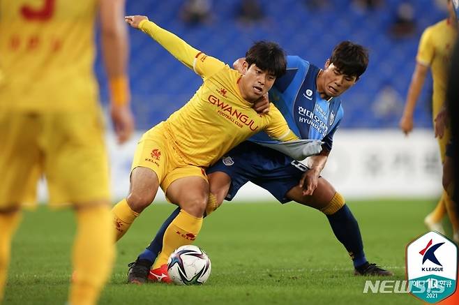 [서울=뉴시스] 울산 현대 설영우가 경합을 하고 있다. (사진=프로축구연맹 제공)