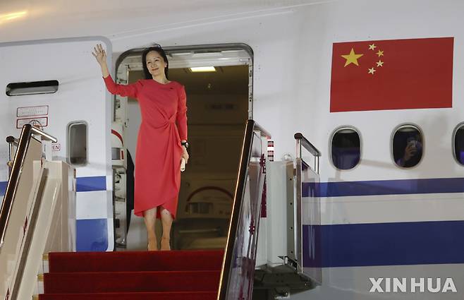 [선전시=신화/뉴시스] 캐나다 가택연금에서 풀려난 중국 통신장비업체 화웨이의 멍완저우(孟晩舟) 부회장 겸 최고재무책임자(CFO)가 25일 중국 광둥성 선전시에 도착해 환영 인파를 향해 손을 흔들고 있다. 2021.09.25