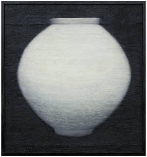 나무에 혼합재료로 완성한 김덕용의 ‘달항아리’. 멀리서 보면 나뭇결이 도자 빛의 흐름같이 보인다. 이화익갤러리 제공