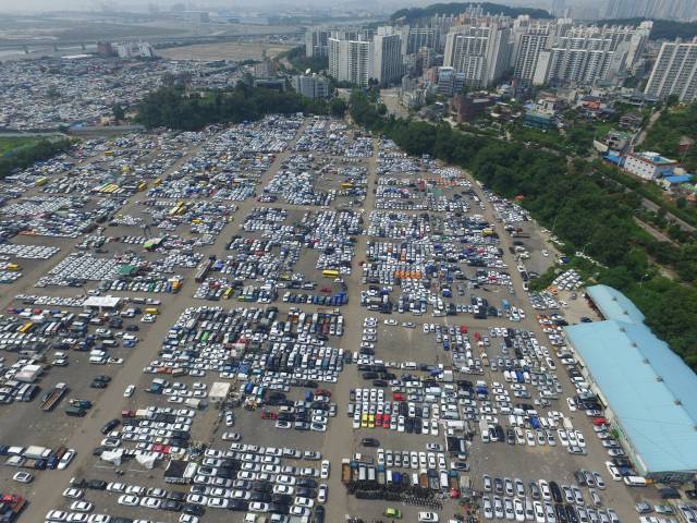 인천 연수구 옥련동 옛 송도유원지 일대 중고차수출단지 전경./서울경제 DB