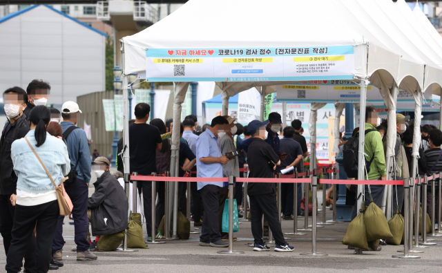 25일 오전 임시선별검사소에서 시민들이 검사를 받기 위해 기다리고 있다. /연합뉴스