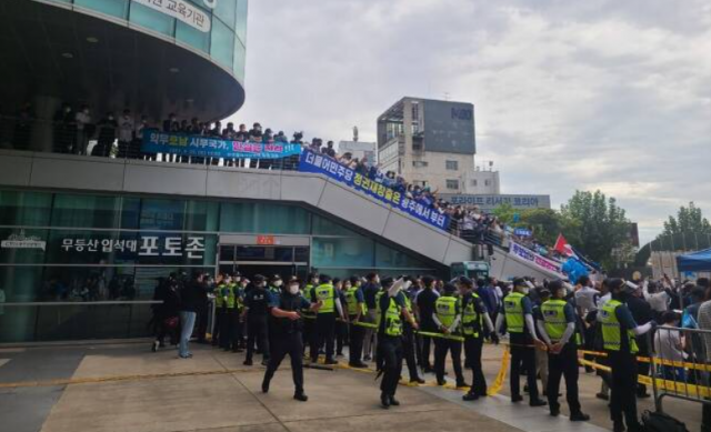 더불어민주당 광주전남 경선이 치러진 25일 각 후보 지지자들이 김대중컨벤션센터 앞에서 지지를 호소하고 있다. /송종호 기자