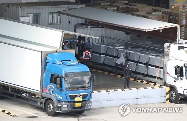 인천공항에 도착한 코로나19 백신 물량 [연합뉴스 자료사진]