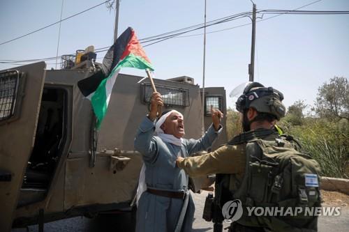 이스라엘이 점령한 요르단강 서안에서 반이스라엘 시위하는 팔레스타인 주민 [로이터=연합뉴스 자료사진]