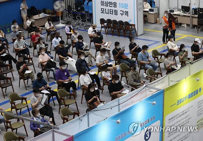 속도 내는 코로나19 백신 접종 24일 서울 마포구민체육센터에 마련된 코로나19 예방접종센터에서 시민들이 백신을 접종한 뒤 이상반응 모니터링을 하며 대기하고 있다. [연합뉴스 자료사진]