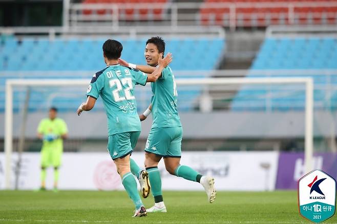 득점에 기뻐하는 안산의 송주호(오른쪽) [한국프로축구연맹 제공. 재판매 및 DB 금지]