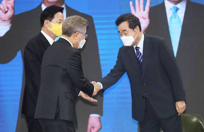 26일 전북 완주군 우석대학교 체육관에서 열린 더불어민주당 대선 후보 선출을 위한  전북 합동연설회 후 이재명 후보와 이낙연,후보가 악수하고 있다. (사진= 연합뉴스)