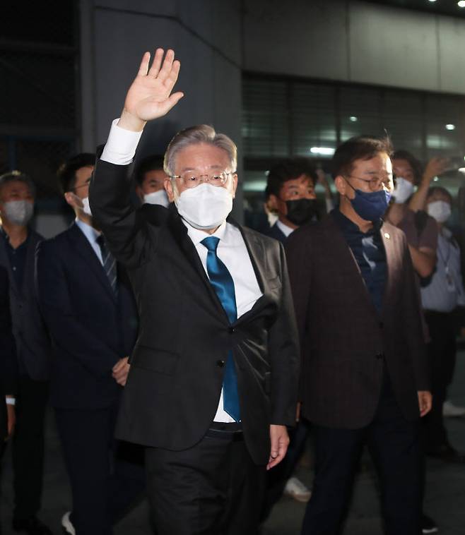 더불어민주당 대선주자인 이재명 경기지사가 26일 전북 완주군 우석대학교 체육관에서 열린 더불어민주당 대선 후보 선출을 위한  전북 합동연설회장을 나서며 손을들어 인사하고 있다. (사진= 연합뉴스)