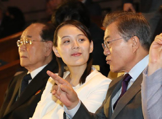 문재인 대통령이 2018년 2월 서울을 찾은 김여정 당시 북한 노동당 중앙위원회 제1부부장과 대화하고 있다(사진=연합뉴스).