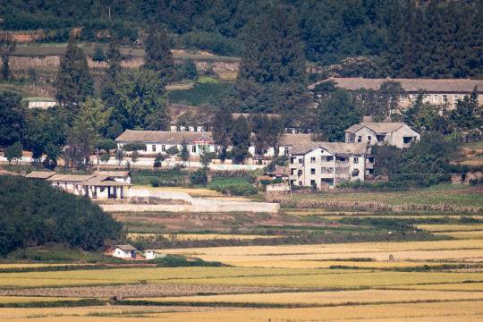 김여정 북한 노동당 부부장이 연이틀 문재인 대통령의 종전선언 제의에 ‘긍정 담화’를 내놓은 가운데 26일 경기 파주 오두산통일전망대에서 바라본 북한 개풍군 마을에 적막이 흐르고 있다(사진=뉴스1).
