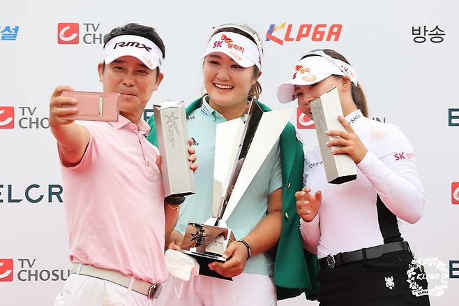 임창정, 유해란, 김지영이 KLPGA 투어 엘크루-TV조선 프로 셀러브리티 단체전 1위를 차지했다.&nbsp; [KLPGA 제공]