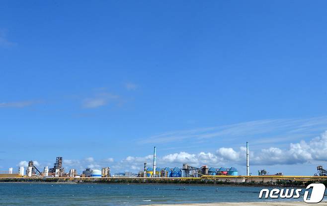 지난 8일 포스코 포항제철소 상공 위로 푸른 가을하늘이 펼쳐지고 있다. /뉴스1 © News1 최창호 기자