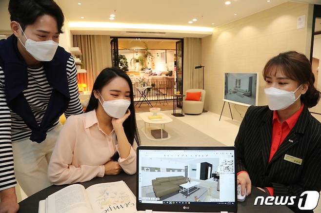 한샘리하우스 RD가 홈플래너2.0 프로그램을 사용해 3D 설계 상담을 하고 있는 모습. (한샘 제공) © 뉴스1