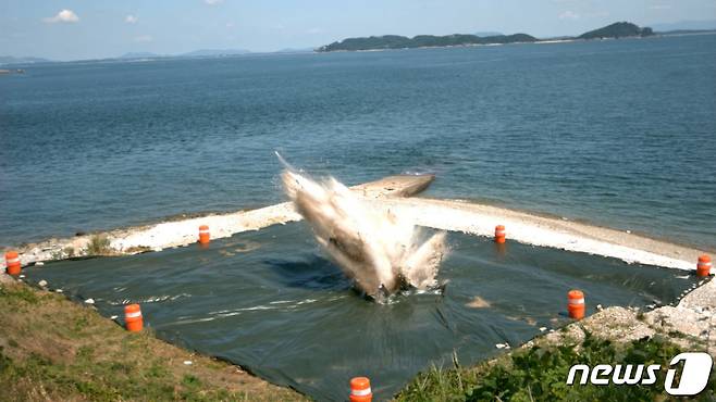지난 15일 충남 태안 소재 국방과학연구소(ADD) 종합시험장 인근 해상에서 국산 장거리 공대지미사일을 탑재 항공기로부터  분리한 뒤 목표물을 향해 비행토록 하는 시험이 실시됐다. 사진은 장거리 공대지미사일의 목표지점 탄착. (국방부 제공) 2021.9.15/뉴스1 © News1 이성철 기자