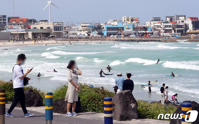 26일 오전 제주시 구좌읍 월정해수욕장이 서퍼들과 관광객들로 북적이고 있다. 2021.9.26/뉴스1© News1