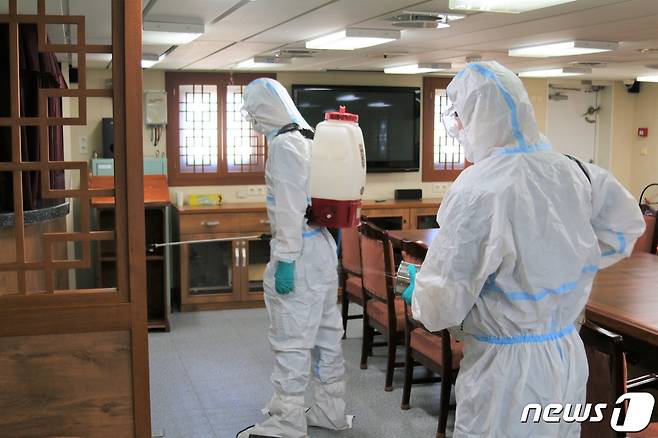 강원 속초해양경찰서 방역활동 모습.(뉴스1 DB)