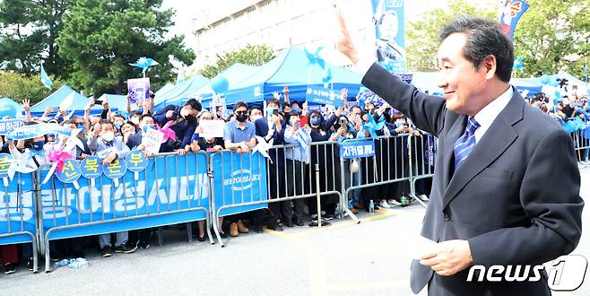 이낙연 더불어민주당 대선 예비후보가 26일 전북 완주군 우석대학교에서 열린 더불어민주당 대선 후보 선출을 위한 전북 합동연설회에 참석해 지지자들의 응원을 받으며 장내로 향하고 있다. 2021.9.26/뉴스1 © News1 유경석 기자