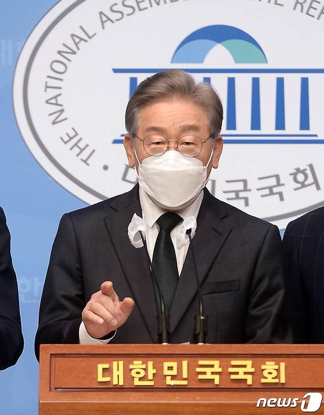 (수원=뉴스1) 진현권 기자,최은지 기자 = 더불어민주당 대선주자인 이재명 경기도지사는 26일 국민의힘이 곽상도 의원의 탈당을 결정한 것에 대해 "꼬리를 잘라도 도마뱀은 도마뱀일 뿐이다"고 밝혔다./뉴스1 © News1 오대일 기자