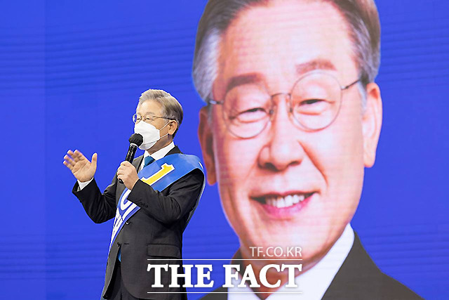 이재명 지사가 26일 전북 완주 우석대학교에서 열린 전북 합동연설회에서 정견 발표를 하고 있다.