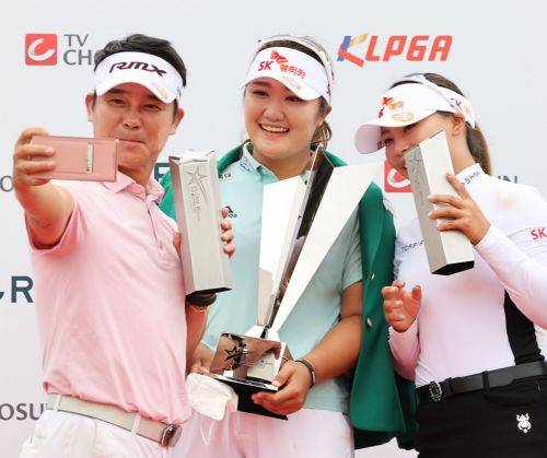 가수 임창정(왼쪽)이 엘크루-TV조선 프로 셀러브리티 ‘팀 우승’ 합작 직후 유해란, 김지영2와 함께 셀카를 찍고 있다. 사진제공=KLPGA