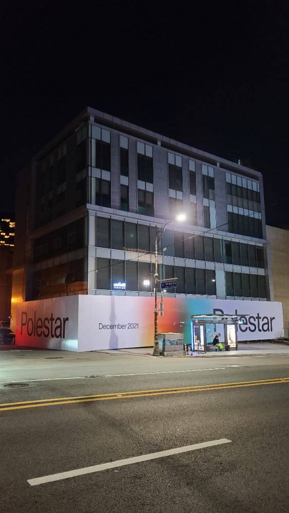 내부 공사가 진행 중인 서울 한남동 폴스타 전시장.