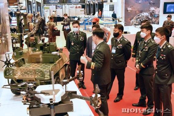 26일 서울 강남구 영동대로 코엑스에서 열린 2021무인이동체산업엑스포에서 참석자들이 전시를 관람하고 있다. 이번 엑스포는 28일까지 열리며 드론, 개인용비행체, 도심항공교통, 국방 무인체계 등을 선보인다. 사진=서동일 기자