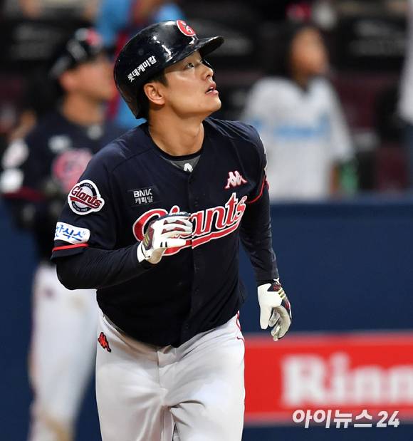 롯데 자이언츠 민병헌(외야수)이 현역 선수 은퇴를 결정했다. 그는 2017시즌 종료 후 FA 자격을 얻어 두산 베어스에서 롯데로 이적했다. [사진=아이뉴스24 포토 DB]