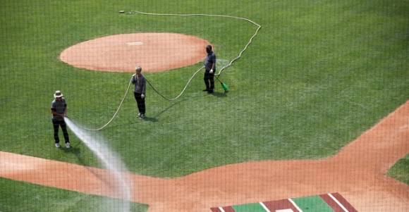 KBO는 26일 올 시즌 정규리그 잔여경기 일정을 확정해 발표했다. 잔여경기는 모두 81경기로 10월 9일부터 10월 30일까지 치러진다. 사진은 경기를 앞두고 구장 잔디를 점검하고 있는 장면. [사진=뉴시스]