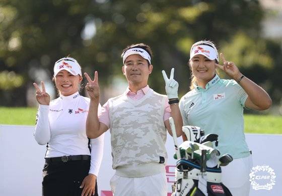 26일 열린 엘크루 TV조선 프로 셀러브리티 팀 경기에서 우승한 김지영2-임창정-유해란(왼쪽부터). [사진 KLPGA]