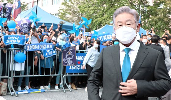 이재명 더불어민주당 대선 경선 후보가 26일 전북 완주군 우석대학교에서 열린 더불어민주당 대선 후보 선출을 위한 전북 합동 연설회에 참석해 장내로 들어서고 있다. 뉴시스