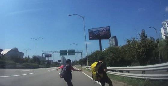 지난 12일 올림픽대로 여의도 부근에서 무단횡단자 2명이 나와, 급정거로 사고를 모면했다는 목격담이 온라인커뮤니티에 올라와 논란이 일고 있다. [영상 '보배드림' 캡처]