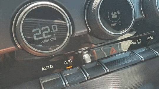 온도 조절 버튼을 눌러 통풍시트를 켜고 풍량 버튼을 눌러 에어컨을 끄는 모습. 사진=오세성 한경닷컴 기자