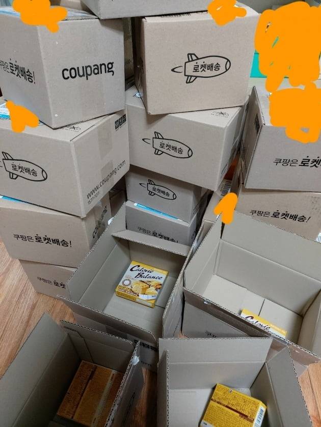 주문한 24개의 동일 제품이 각각 24개의 상자에 담겨 배달됐다며 불만을 표한 리뷰 /사진=쿠팡 상품 리뷰 페이지