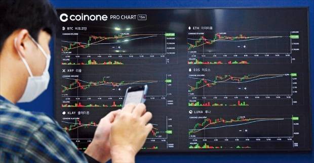 암호화폐거래소들이 정부 신고를 마치고 제도권으로 편입된다. 업비트 빗썸 코인원 코빗 등 4대 거래소는 이전과 마찬가지로 원화 및 코인 거래를 이어갈 수 있다. 반면 요건을 갖추지 못한 36곳은 모든 영업이 종료된다. 사진은 한 투자자가 서울 용산구 코인원 고객센터에서 시세판을 보는 모습.  김범준 기자